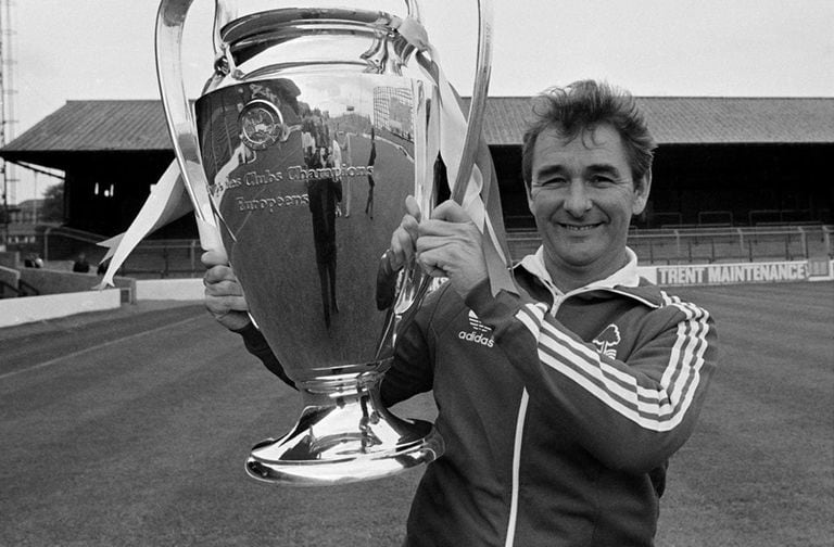 El ex entrenador de Nottingham Forest con la Copa de Europa.