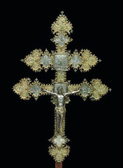 Cruz procesional creada en Barcelona entre 1400 y 1410 y actualmente en el Victoria and Albert Museum.