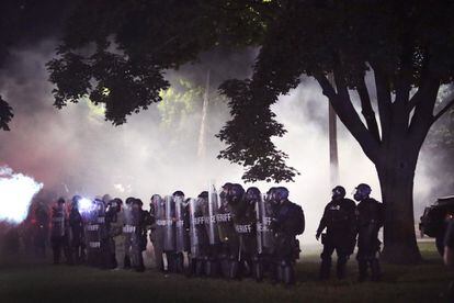 Enfrentamientos entre los manifestantes y la policía, en la tercera noche de protestas por los disparos de un miembros de las fuerzas de seguridad a Jacob Blake, entre Kenosha (Estados Unidos).