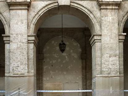 Un detalle del claustro del Palacio del Temple de Valencia, con las obras de rehabilitaci&oacute;n paralizadas. 