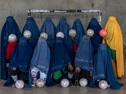 Un equipo de fútbol de mujeres afganas posa tapando su identidad en Kabul.