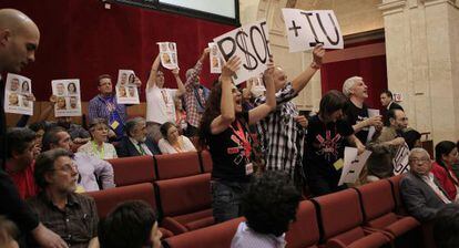 Representantes de los trabajadores de la RTVA, durante la protesta de este martes en el Parlamento.