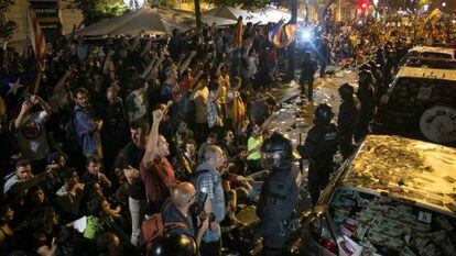 Cerco de manifestantes a la Consejería de Economía, el 20 de septiembre de 2017, en Barcelona.