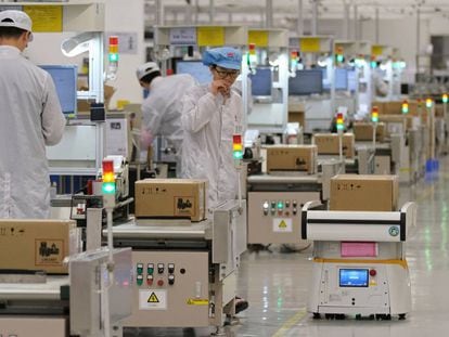 Empleados trabajan en las líneas de producción de teléfonos móviles en la planta de Huawei en Dongguan.