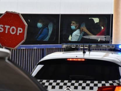 Algunos de los menores que han sido trasladados a la frontera de Ceuta este sábado para su retorno.