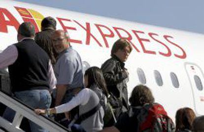 Un grupo de viajeros sube a un avi&oacute;n de Iberia Express.