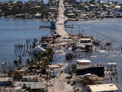 Una foto aérea muestra el único acceso al barrio de Matlacha, en Fort Myers, destruido por el huracán Ian.