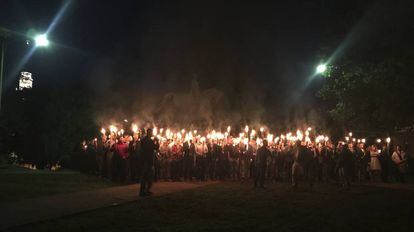 Decenas de personas con antorchas protestan el sábado en contra de la retirada de una estatua del general Lee en ese parque de Charlottesville