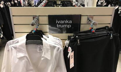Prendas de la línea de ropa de Ivanka Trump en una tienda en Toronto.
