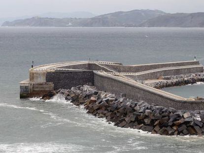 Dique del puerto de Mutriku donde se ha instalado la planta de energía marina por las olas.