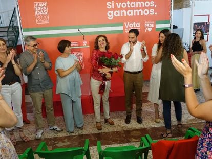 María Jesús Montero (en el centro de la imagen, con un ramo de flores) recibe el aplauso de militantes del PSOE en Fuengirola (Málaga), este sábado.