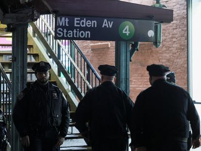 Miembros del departamento de policía de Nueva York en la estación Mount Eden en el Bronx, el 13 de febrero 2024.