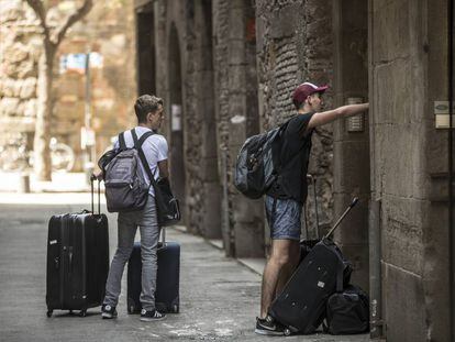 Turistes carregats amb maletes a Barcelona.