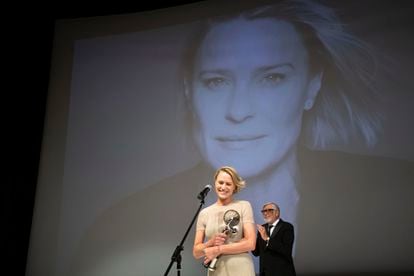 Robin Wright recoge un premio en el festival de cine de Karlovy en 2023.