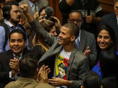 Gilbert Caro, un diputado opositor excarcelado, se incorpora a la Asamblea Nacional.