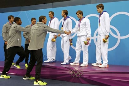 Los norteamericanos felicitan al equipo francés.