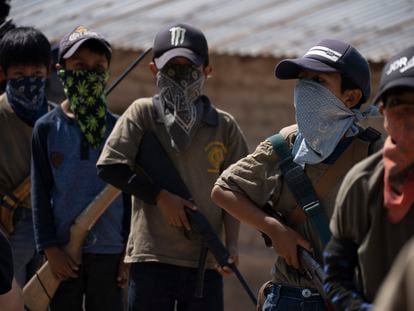 Niños armados en el Estado de Guerrero, en México.