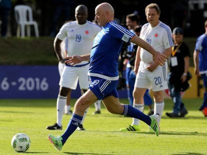 Gianni Infantino jug&oacute; un partido de f&uacute;tbol en Bogot&aacute; tras anunciar su idea de ampliar el Mundial a 48 equipos.