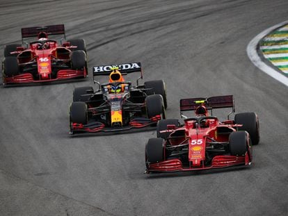El Red Bull de Checo Pérez entre los Ferrari de Carlos Sainz Jr. y Charles Leclerc.