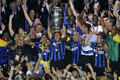 Después de catorce temporadas en el Inter, Javier Zanetti tuvo el honor de levantar la copa de la 'Champions'.