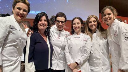 La ejecutiva de la guía Michelín Mayte Carreño (segunda por la izquierda) junto a las chefs Cristina Figueira (El Xato), Carme Ruscalleda (Sant Pau y Moments), Elena Arzak (Arzak), Lucía Freitas (A Tafona) y Carolina Sánchez (Íkaro).