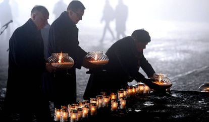 Altos cargos del Gobierno polaco, el sábado en un acto en el antiguo campo de exterminio de Auschwitz.