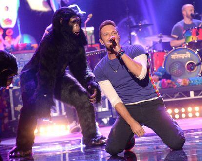 Chris Martin, líder de la banda Coldplay, durante su actuación en la gala.