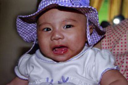 La bebé china Joy Zheng, que murió junto su padre, durante un atraco en Roma.