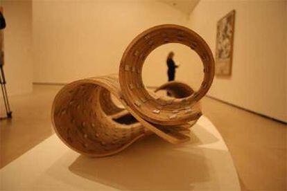 La escultura <i>UW84DC #11</i> (2001), realizada por el artista británico Richard Deacon, en la exposición <i>Homenaje a Chillida.</i>