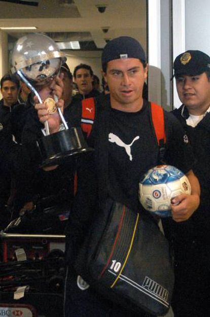 Cacho presume la Copa Sudamericana a su regreso al aeropuerto de la Ciudad de México