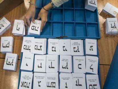 Papeletas electorales en un colegio electoral en la ciudad de Haifa.
