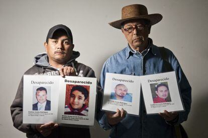 Los tres hermanos Acosta Rodríguez y su hijo y sobrino Brandon desaparecieron en Saltillo el 29 de agosto de 2009 cuando se dirigían al aeropuerto. Francisco Javier Almaguer y Raúl Reyes, familiares de otros desaparecidos, sostienen sus retratos.