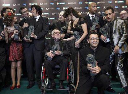 Foto de familia de los ganadores, con Javier Fesser hablando con Benicio del Toro y Penélope Cruz con Jesús Franco.