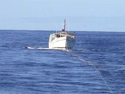 El pesquero <i>Roque Nublo,</i> remolcado por el buque de operaciones especiales <i>Petrel</i>.