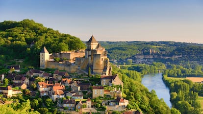 Vista aérea de la fortaleza y el pueblo de Castelnaud-la-Chapelle, en la región francesa de la Dordoña.