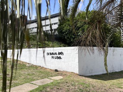Un muro en el que se puede leer "Oh Buenos Aires mi lugar".