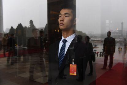 Un miembro de seguridad vigila la entrada del Gran Palacio del Pueblo en Pekín, el 18 de octubre de 2017.