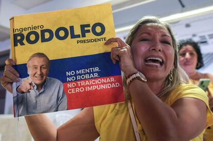 También en Cali, seguidores del candidato Rodolfo Hernández festejan su pase a la segunda vuelta, por encima del candidato Federico Gutiérrez, este domingo.