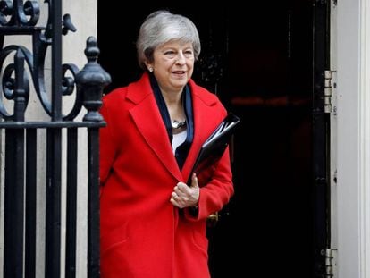 Theresa May sale de Dowing Street, este martes.