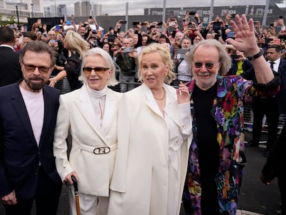 Los miembros del grupo ABBA saludan a sus fans en el estreno del espectáculo 'ABBA Voyag'e, en Londres, la semana pasada.