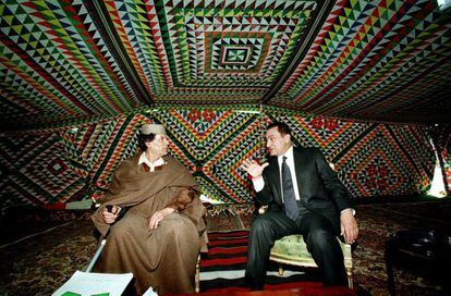 El presidente egipcio, Hosni Mubarak (derecha), charla con el líder libio Muamar Gadafi, en una jaima en el desierto cerca de El Cairo (Egipto), el 6 de marzo de 1999.