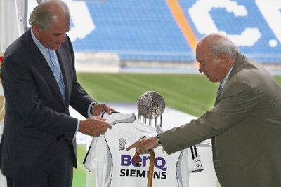 Alfredo Di Stefano, presidente de honor del Real Madrid, con la nueva equipación.