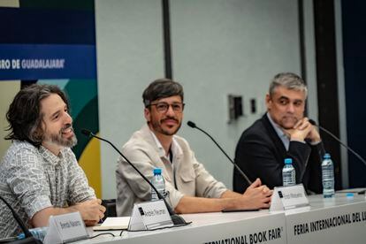 Andrés Neuman, Enzo Maqueira y Pablo Simonetti en la Feria Internaiconal del Libro de Guadalajara, el 30 de noviembre.
