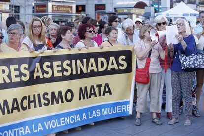 Concentración, ayer en Madrid, del Foro de Madrid contra la Violencia a las Mujeres en repulsa a los asesinatos machistas.