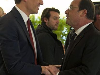 El secretario general del PSOE, Pedro S&aacute;nchez, saluda al presidente franc&eacute;s, Fran&ccedil;ois Hollande, ayer en Bruselas. 