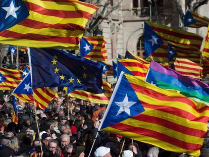 Manifestantes ante el Palacio de Justicia de Catalu&ntilde;a en el primer d&iacute;a del juicio por la consulta del 9-N. 
