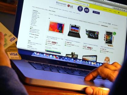 Una internauta realiza compras con su ordenador.