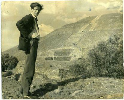 Mathias Goeritz en Teotihuacan, 1957. 