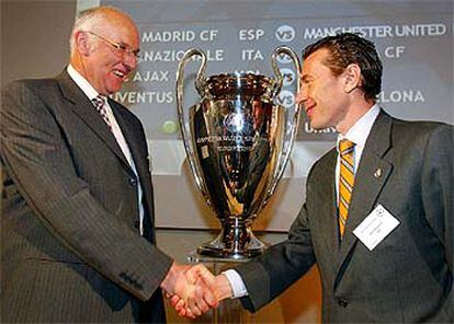 El representante del Manchester, Kenneth R. Mereth, y Emilio Butragueño se saludan tras el sorteo.