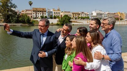 El candidato del PSOE a la presidencia de la Junta de Andalucía, Juan Espadas (a la izquierda), junto a Juan Antonio Lorenzo, María Márquez, Ángeles Férriz, Noel López, Irene García, Josele Aguilar e Isabel Ambrosio, de izquierda a derecha, cabezas de lista por sus respectivas provincias, este miércoles, frente al barrio de Triana, en Sevilla.